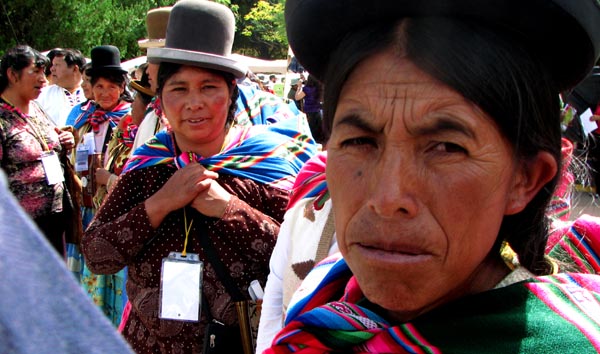 Representantes de todo el mundo llegan a cumbre sobre el cambio climático en Bolivia