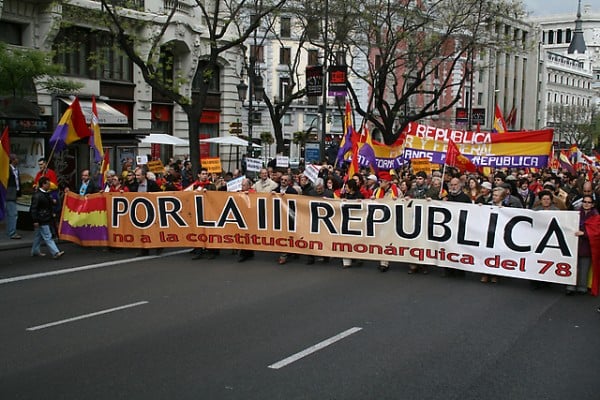Miles de personas marchan en España contra la constitución monárquica y ...