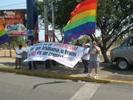 Grupos LGTB protestan mundialmente contra la Iglesia Católica por casos de pedofilia