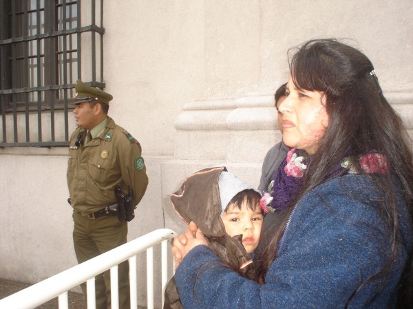 Desesperados vecinos de Panimavida llegan hasta La Moneda