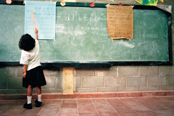 ¿Cuánto cuesta educar, con enseñanza de calidad, un estudiante en la educación básica pública chilena?