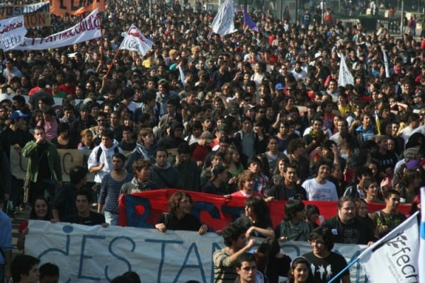 Masiva movilización en Santiago durante paro nacional estudiantil