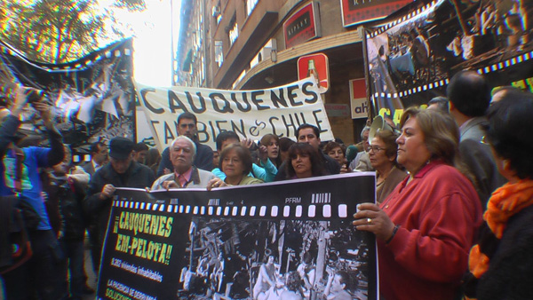 Habitantes de Cauquenes exigen en Santiago pronta solución a sus problemas de vivienda tras el terremoto