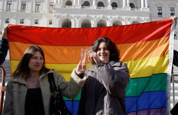 Dos madres divorciadas en primera boda gay de Portugal