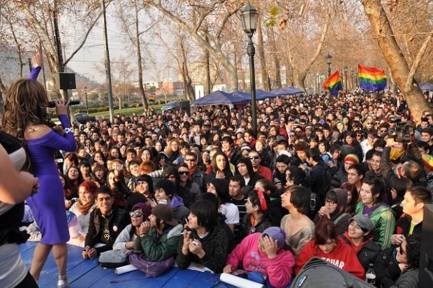 Miles de personas demandaron en Santiago igualdad legal en Día del Orgullo LGBT