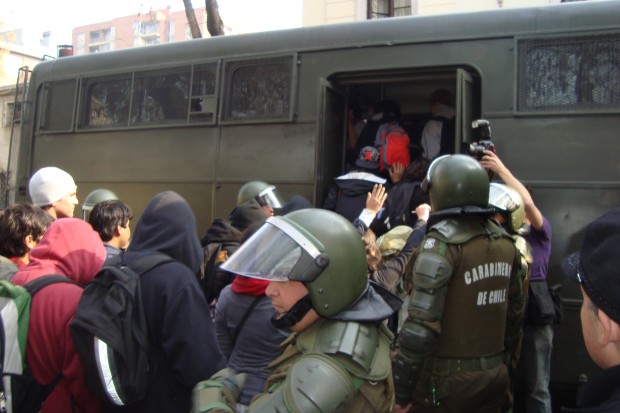 Detienen a estudiantes desde el Liceo Amunátegui en toma