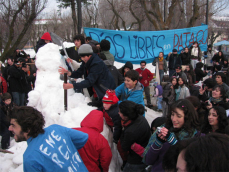 Cientos de personas derriban represa de nieve por una Patagonia sin represas