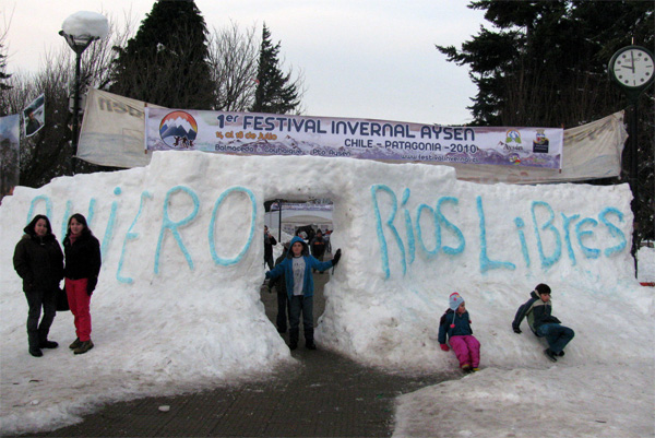 Convocan a ayseninos a derribar represa de nieve instalada en plaza de Coyhaique