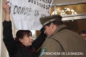 Deudores habitacionales se toman Ministerio de Hacienda por rechazo a información aparecida en documento oficial