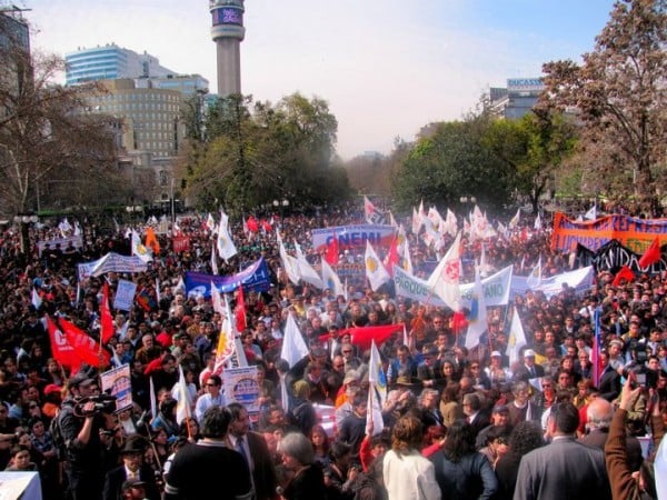 Multitudinaria manifestación de empleados fiscales y estudiantes repletó Plaza de Los Héroes en Santiago