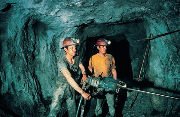 Dramática situación viven 300 trabajadores de Minera San Esteban: atrapados por la cesantía y sueldos impagos