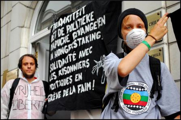 Embajada de Chile en Bruselas fue tomada en apoyo a mapuches