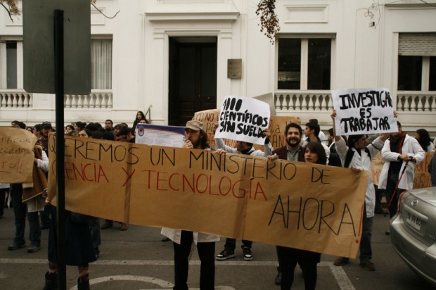Investigadores de postgrado exigen nuevo trato para la ciencia chilena