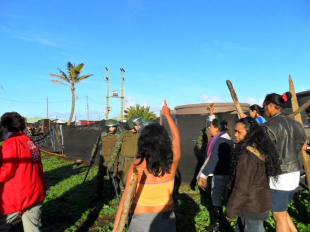 Rapa nui se enfrentaron a carabineros en desalojo y reocupación de terrenos