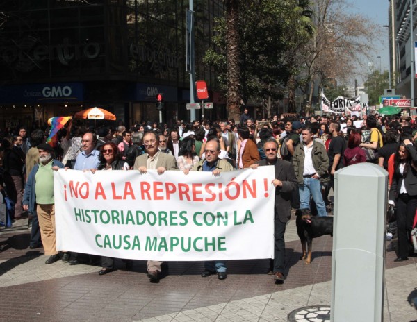 Historiadores marcharon en apoyo  de los huelguistas mapuches