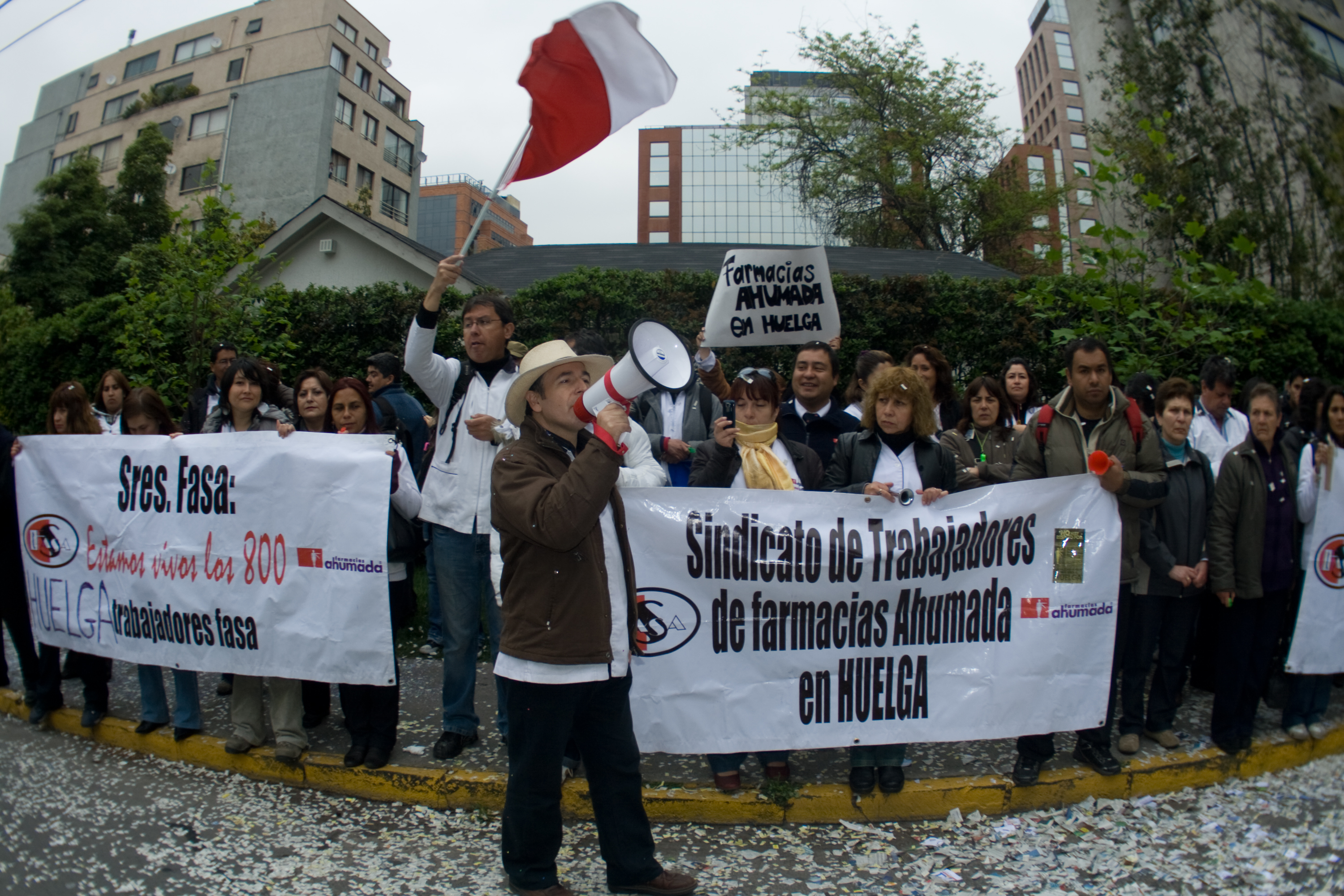 Trabajadores de Farmacias Ahumada se manifiestan frente a la Embajada de México