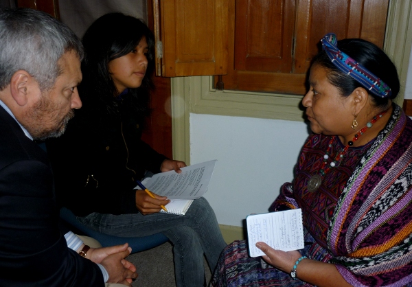 Premio Nobel de la Paz se reúne con vocera del movimiento mapuche