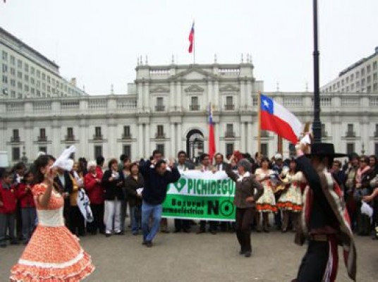 Vecinos llegan hasta La Moneda para exigir a Piñera suspensión de termoeléctrica en Pichidegua