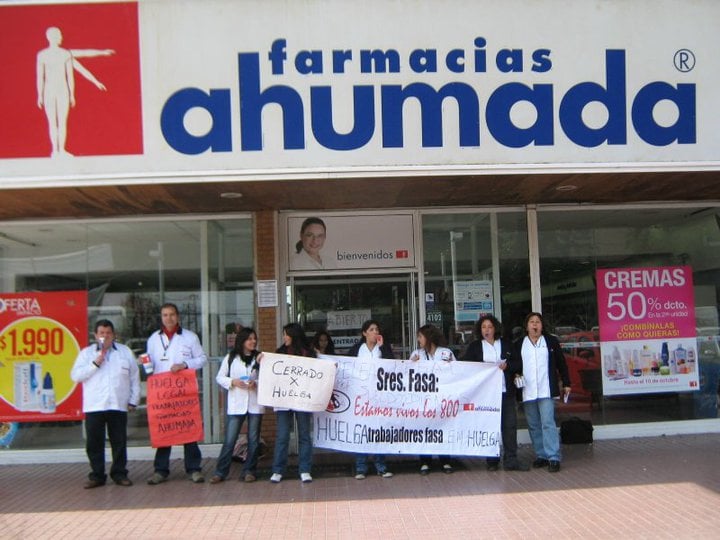 Trabajadores de Farmacias Ahumada en huelga legal exigen aumento de sueldo