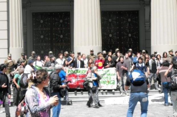 Estudiantes continúan movilizándose en apoyo a mapuche en huelga de hambre
