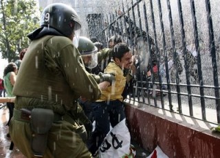 Violencia policial irrumpe en seminario sobre sindicalismo en U. Arcis