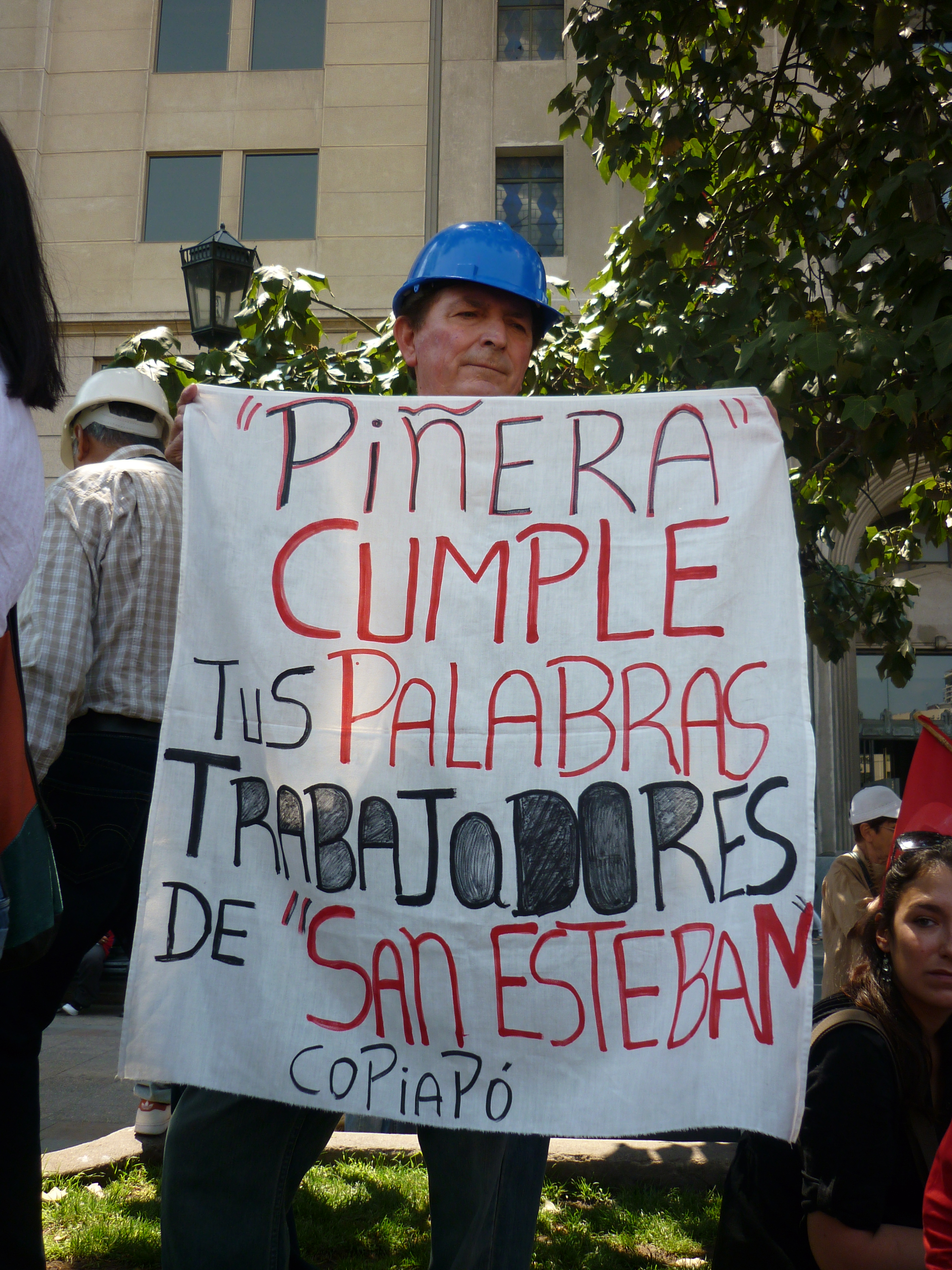 Trabajadores de Mina San José llegan a Santiago a exigir promesa presidencial