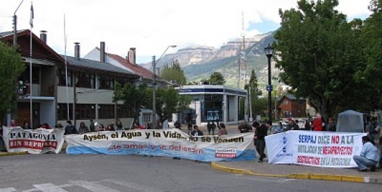Cortan tránsito frente a Intendencia Regional en protesta por apoyo de Piñera a represas en Aysén