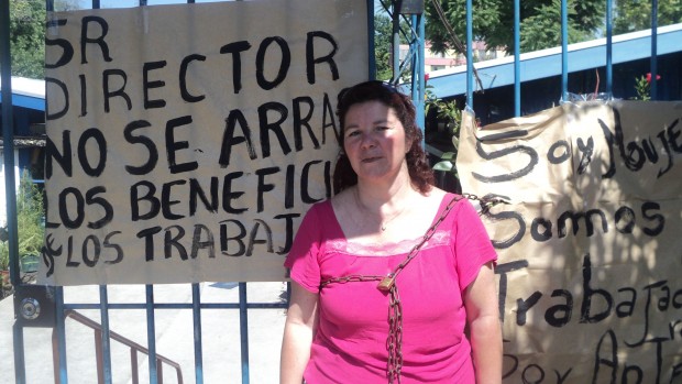 Encadenada protestó trabajadora en la Posta Central por traslado de jardín infantil