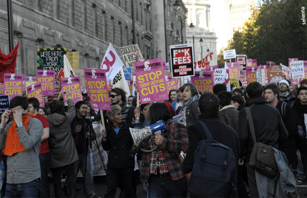 Más de 50 mil estudiantes protestan en Inglaterra contra fuerte alza en los aranceles universitarios