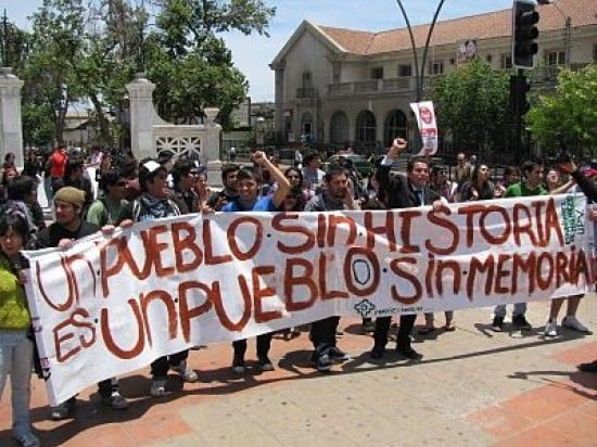 Profesores y estudiantes de Historia marcharon contra Lavín en La Serena