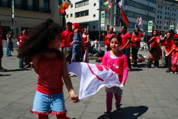 Bandera Humana de la Paz fue representada en Plaza Sotomayor de Valparaíso