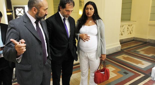 Senadores defienden caso de Claudia Pizarro, acusada de montaje por ministro Mañalich