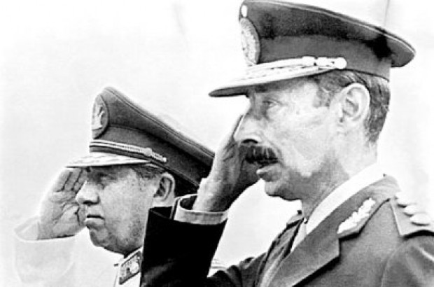 Tribunal argentino condena a 50 años de cárcel a dictadores Videla y Bignone