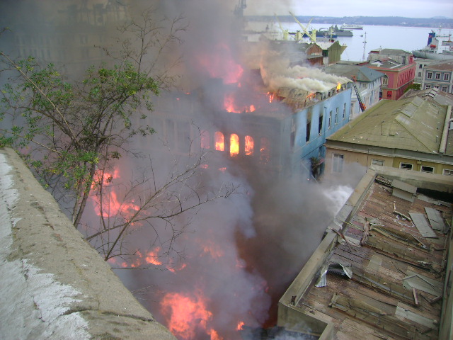 Valparaíso: A dos años de explosión en calle Serrano, empresas responsables aún no pagan multas ni indemnizan a los afectados