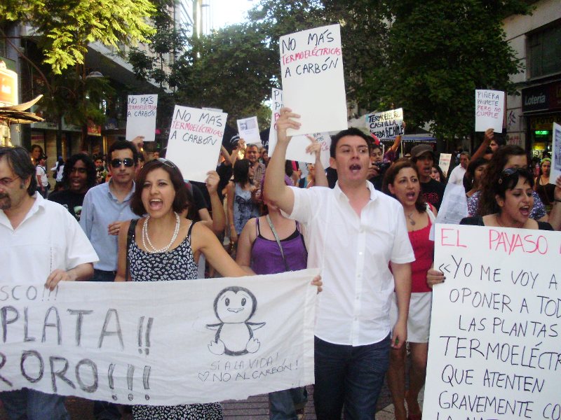 Protesta por aprobación de Central Castilla: Incidentes y represión