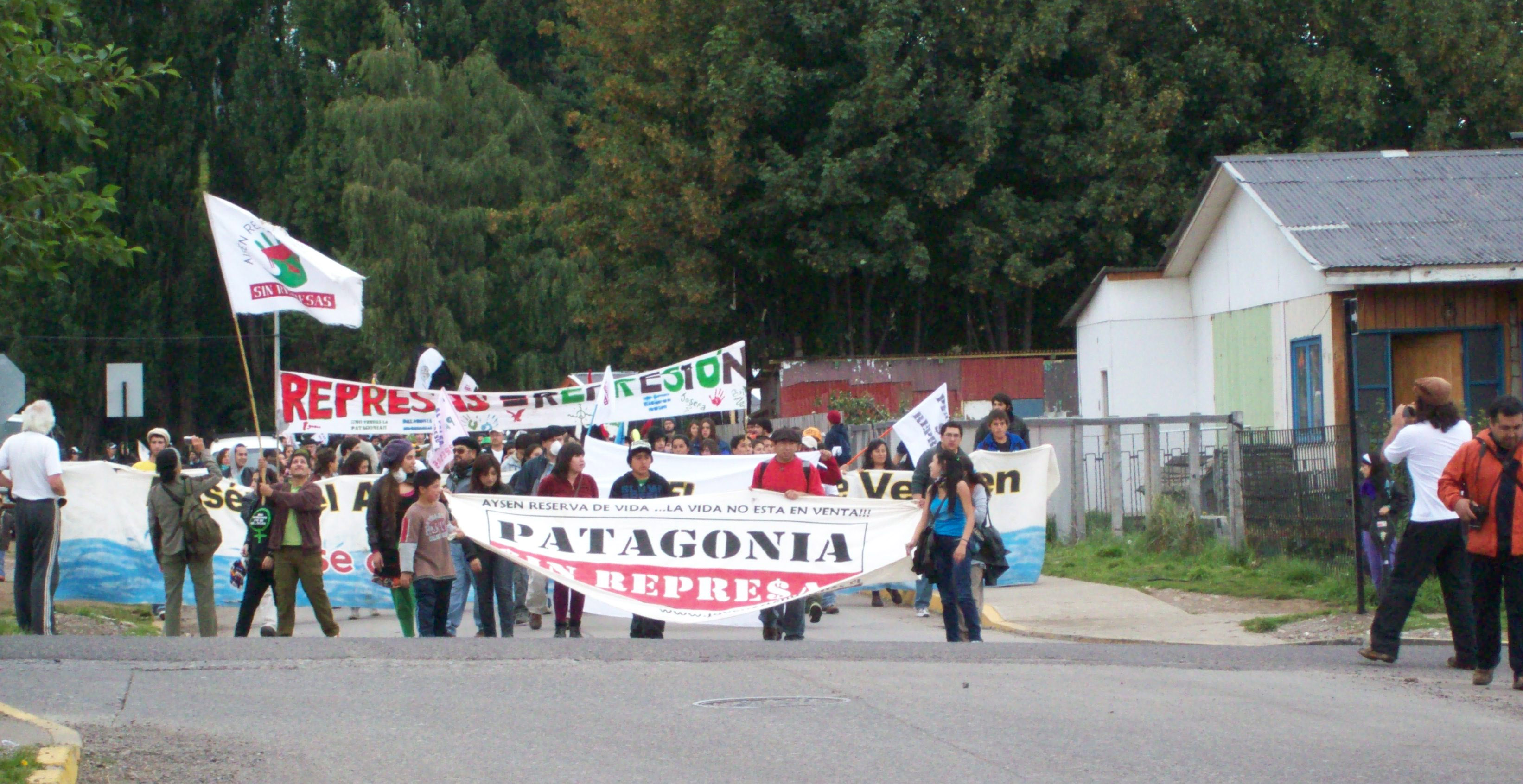 Vídeo: Marcha-Festival en Aysén contra proyectos energéticos en la zona y en el país