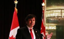 Laurence Golborne y su lobby minero en Canadá junto a la cápsula Fénix