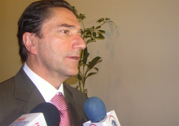 Senador Gómez emplaza al Ministro de Salud a crear farmacias públicas