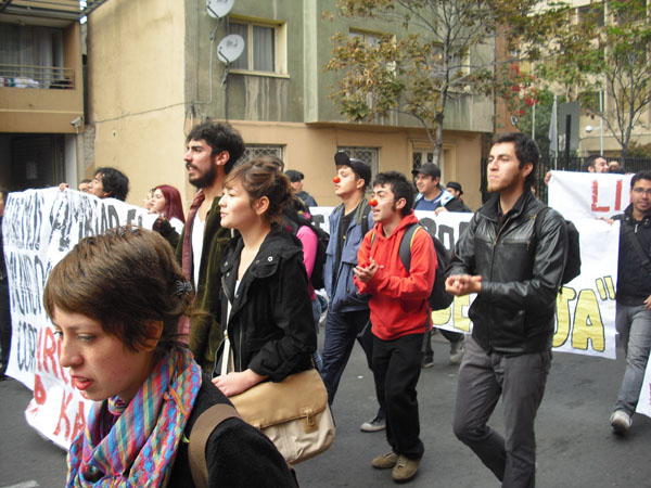 Estudiantes de universidades privadas marcharon para defender el sentido público de la educación superior chilena