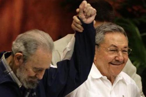 Fidel Castro renunció a cualquier cargo en el Partido Comunista Cubano luego de 46 años de desempeñarse como Primer Secretario
