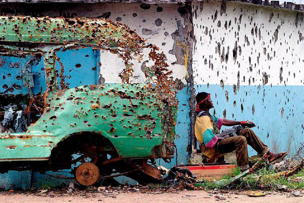Un des-armador que esculpe vida con armas recicladas en Liberia