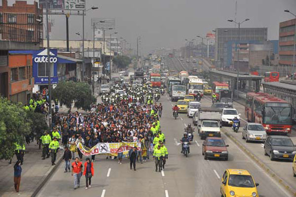 Estudiantes marchan en Bogotá contra reforma a la educación superior