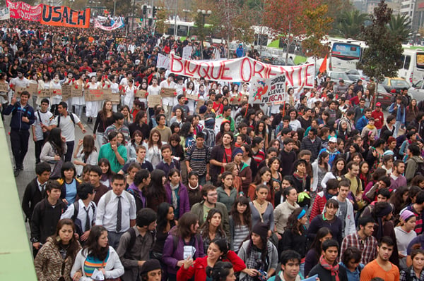 Universitarios inauguran año de movilizaciones: 8 mil estudiantes salieron a la calle