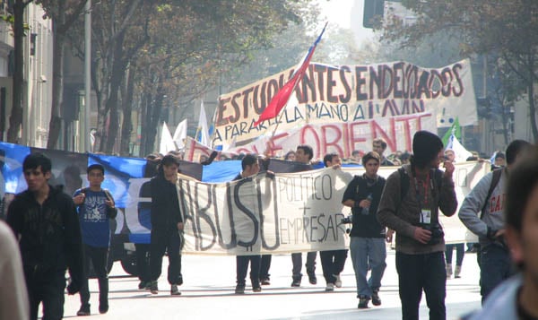 Grupo de estudiantes realizó marcha en Santiago