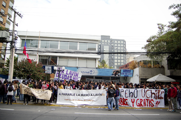 Universitarios se tomaron la Junaeb por recortes de Lavín a educación