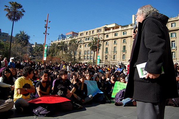 “El Estado nos tiene en la calle”: Crónica de una clase magistral en la Plaza de Armas de Santiago