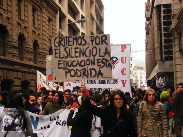 Red de Abogados por la Defensa de los Derechos Estudiantiles entrega instructivo jurídico para movilizados