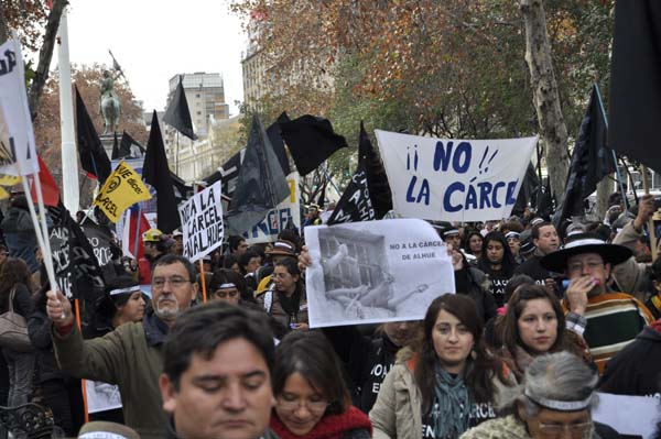 Alhué no quiere cárcel: Dos mil personas se manifestaron hoy en Santiago
