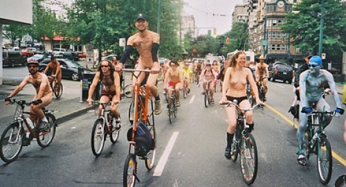 Convocan a la primera cicletada nudista en Santiago