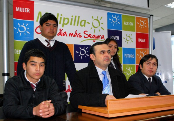 Alcalde de Melipilla denuncia que el Gobierno tiene a dos mil alumnos sin estudiar en sus colegios